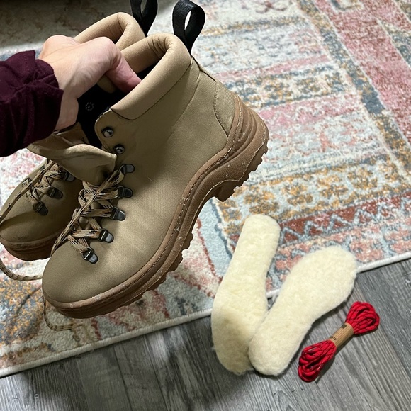 Alice + Whittles Waterproof Hiking Boot with Optional Shearling & Extra Laces - Picture 2 of 3